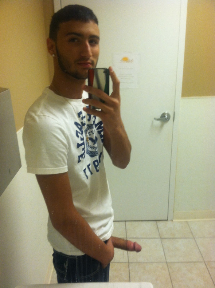Arab dude's selfie | A Naked Guy - Naked Guys, Hot Videos and Gay Porn Blog!